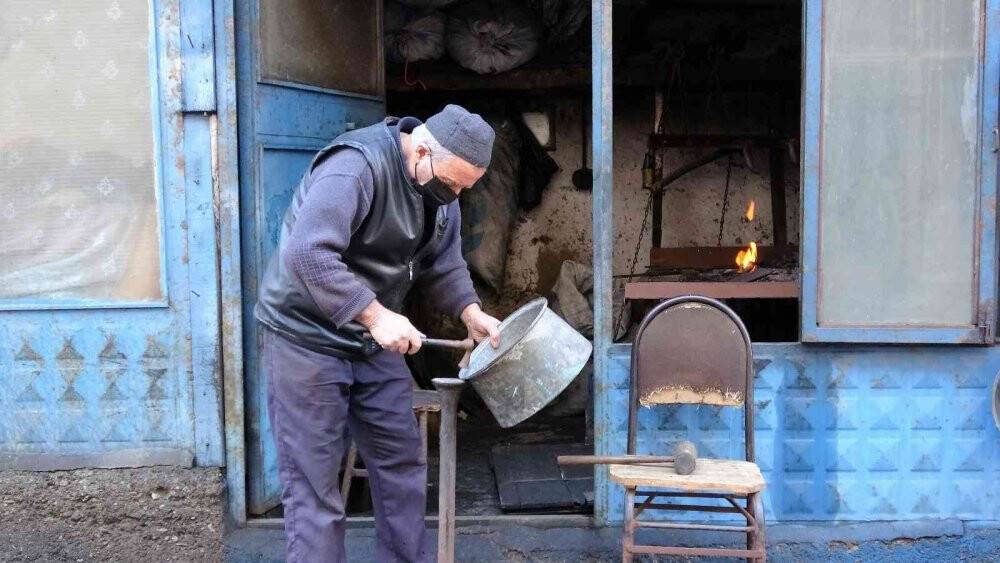 Mesleğinin son temsilcisi, 60 yıldır aynı işi yapıyor