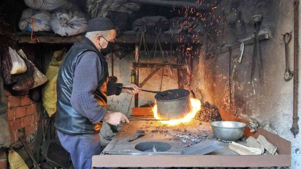 Mesleğinin son temsilcisi, 60 yıldır aynı işi yapıyor