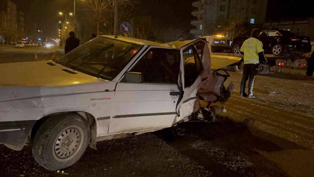 Siverek’te 3 araç birbirine girdi: 4 yaralı