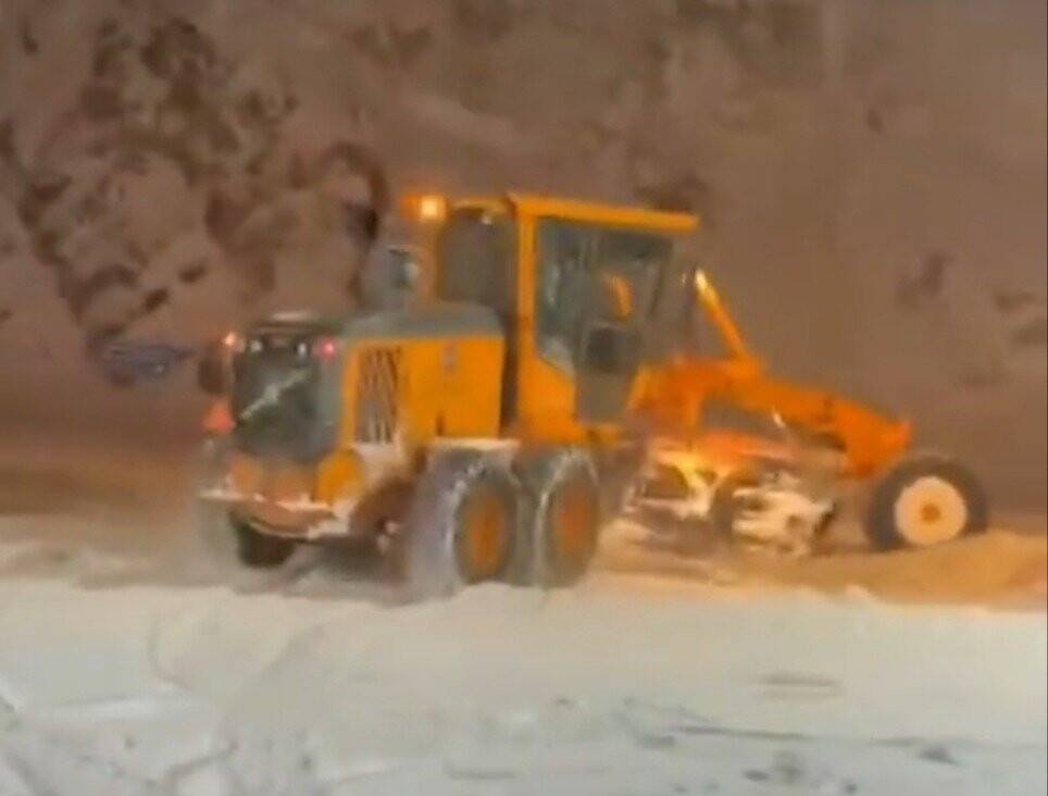 Van’da yoğun kar yağışı nedeniyle Kurubaş Geçidi ulaşıma kapatıldı