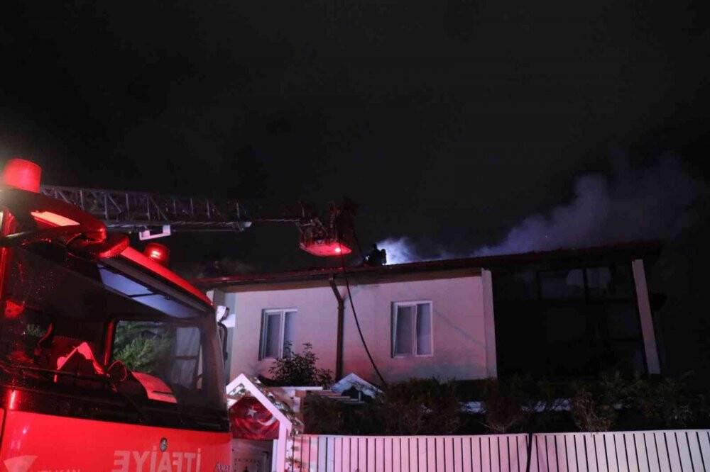 Villa çatısında çıkan yangın diğer villaya sıçradı, panik yaşandı