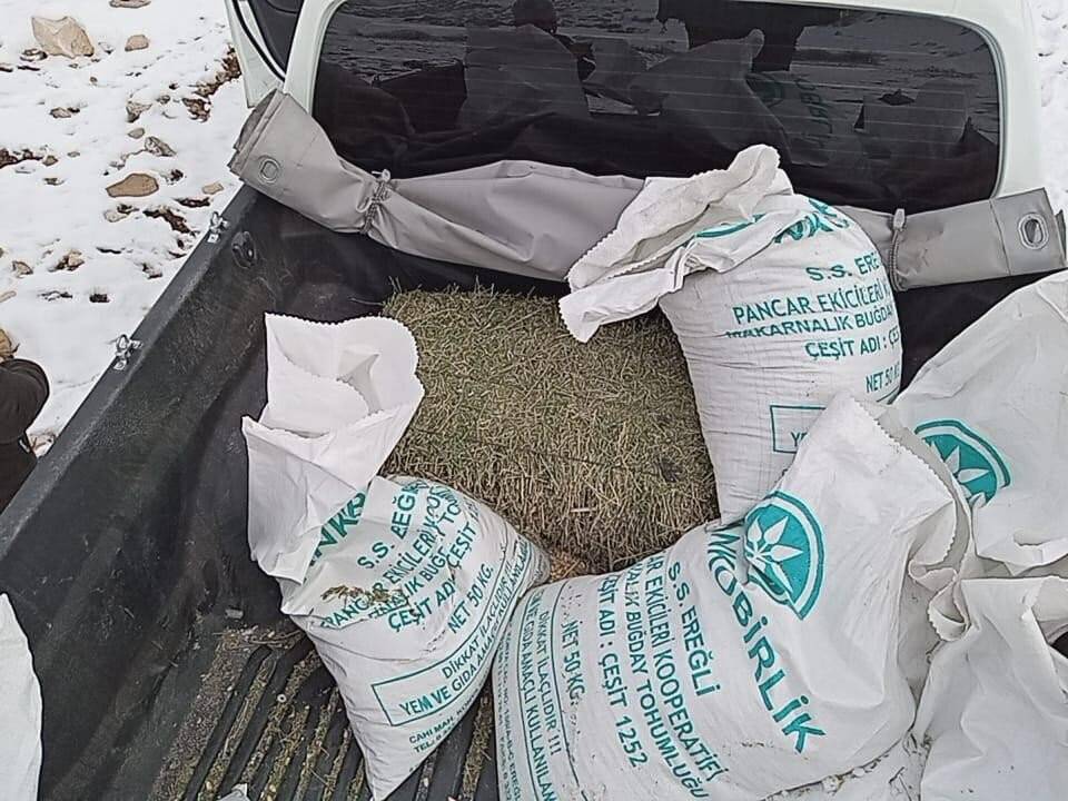 Yaban hayvanları için doğaya yem bırakıldı