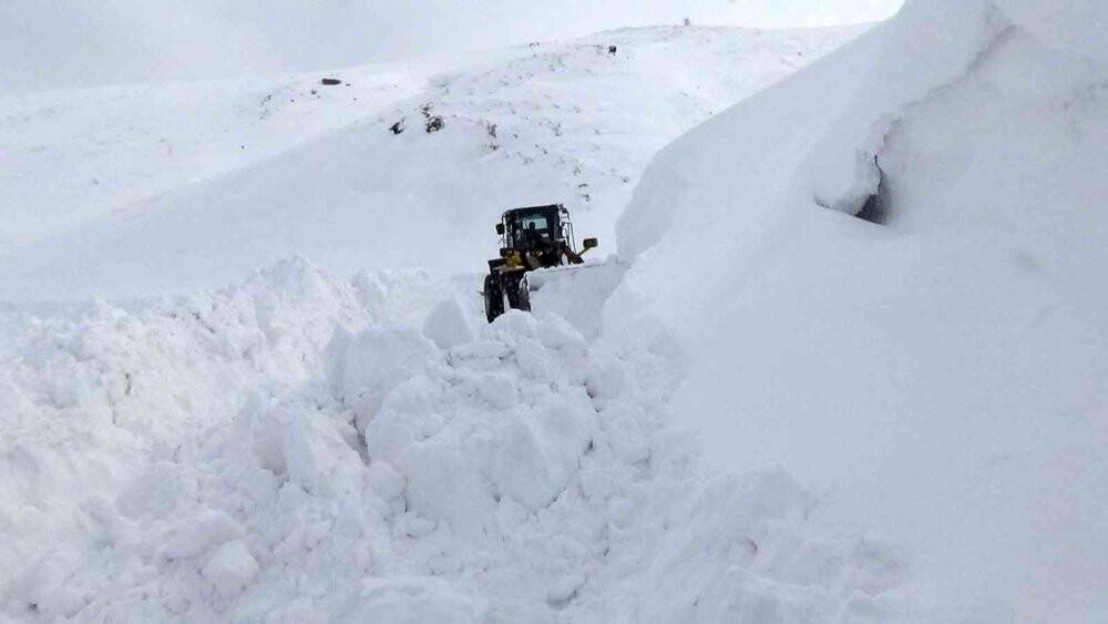 2 bin 500 rakımlı dağ köylerinde karla mücadele sürüyor