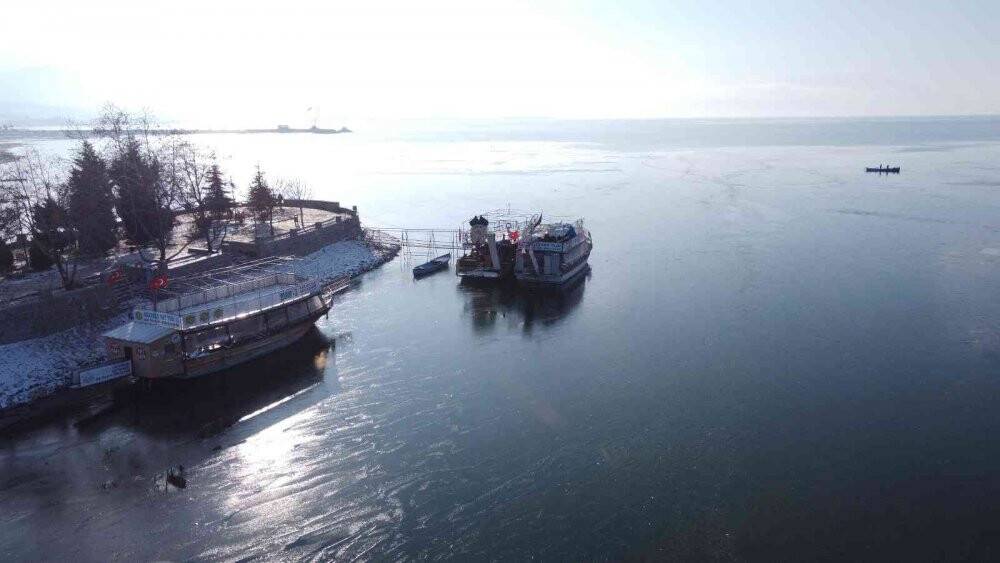 Beyşehir Gölü kıyıları buz tuttu