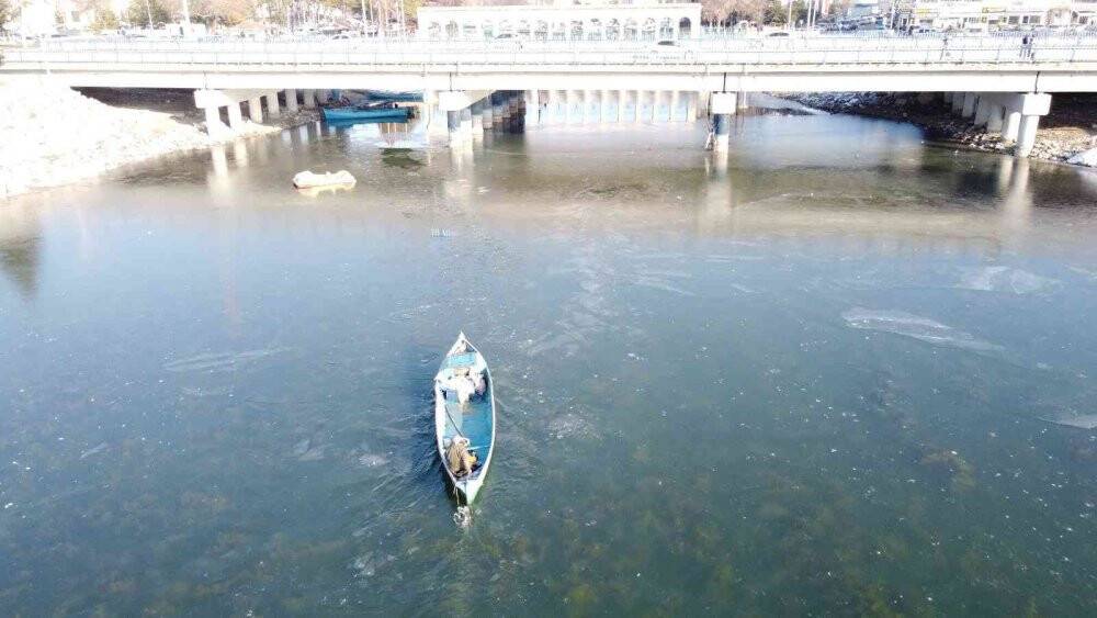 Beyşehir Gölü kıyıları buz tuttu