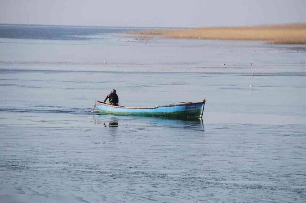 Beyşehir Gölü kıyıları buz tuttu