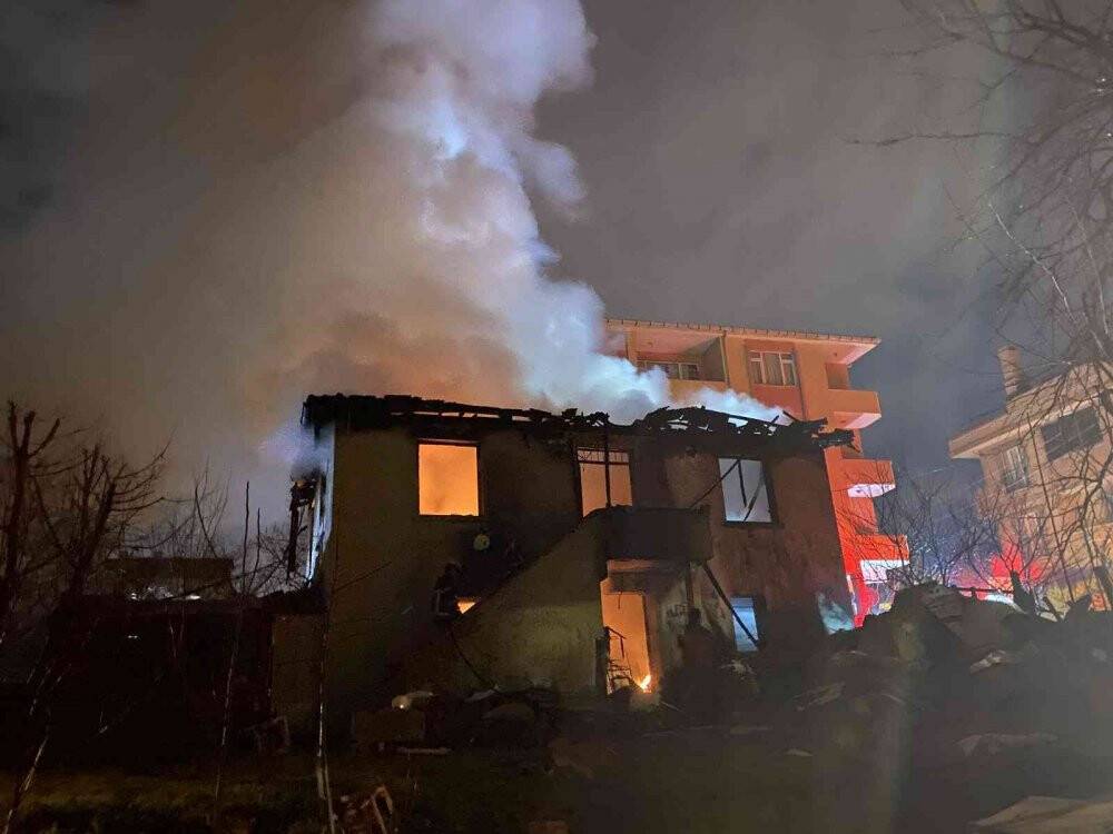 Çöp evde alevler yeniden yükseldi