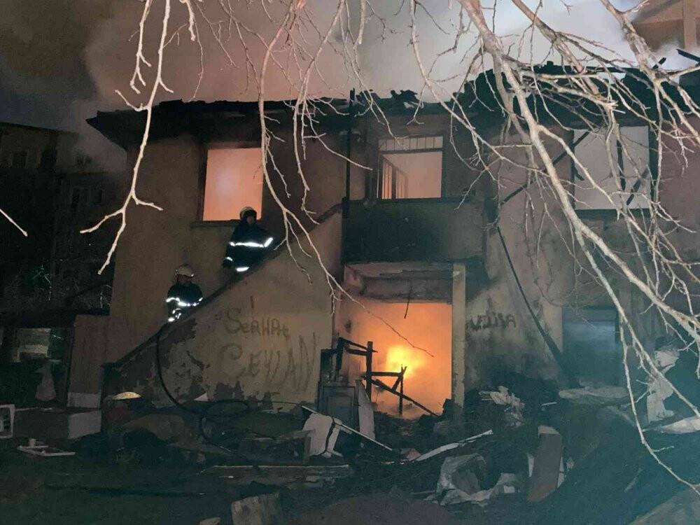 Çöp evde alevler yeniden yükseldi