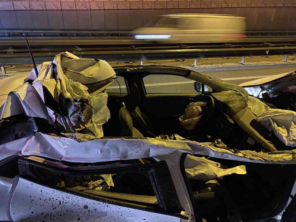 D-100’de tıra arkadan çarpan otomobil hurdaya döndü: 2 yaralı