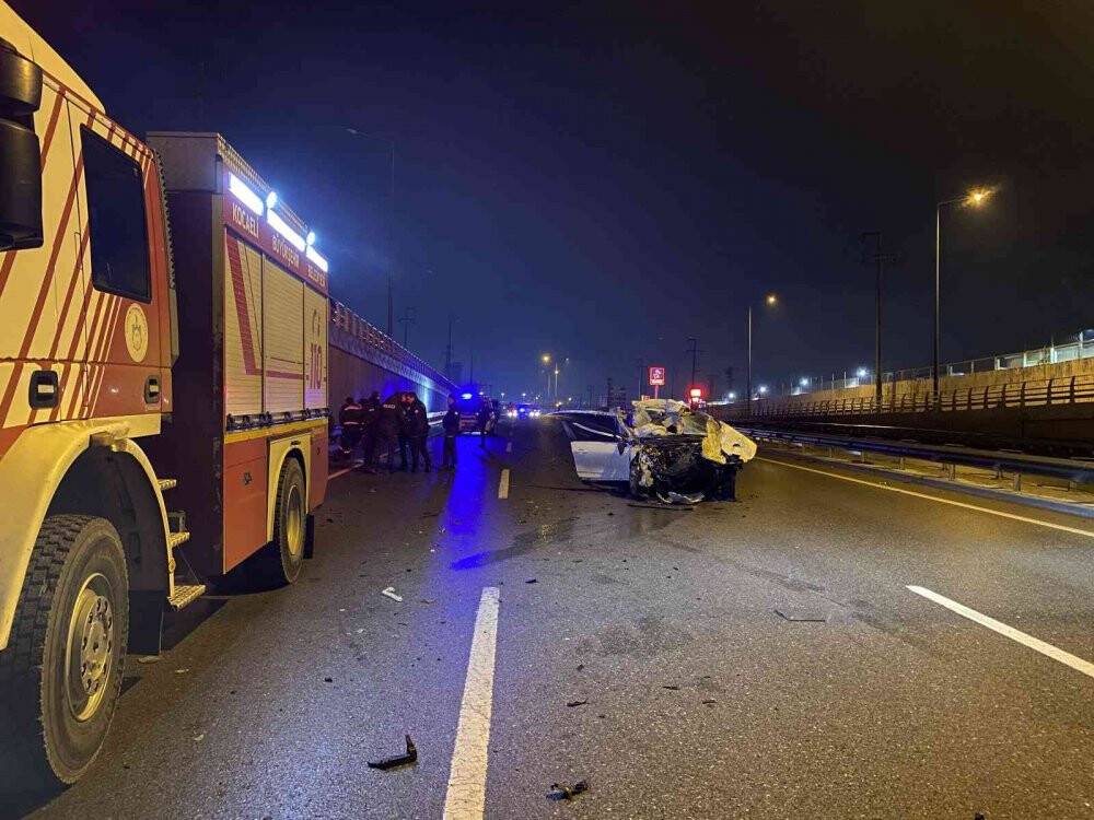 D-100’de tıra arkadan çarpan otomobil hurdaya döndü: 2 yaralı