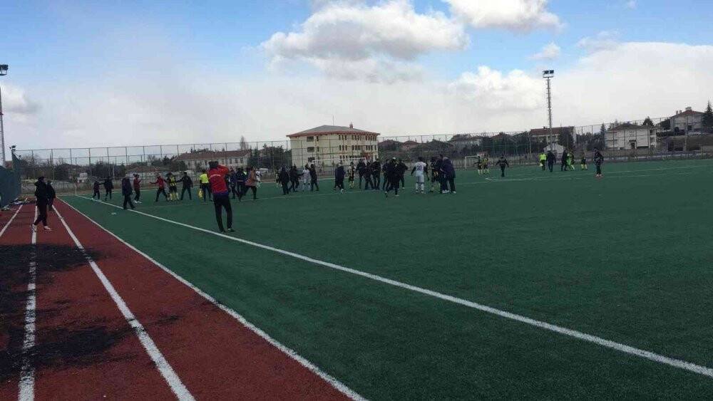 Konya’da maç sırasında helikopter ambulans sahaya indi