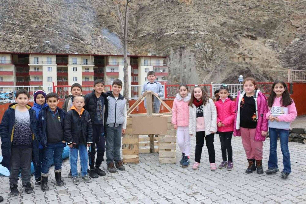 Polis ve çocuklar ele ele verdi, sokak hayvanlarına barınak yaptı