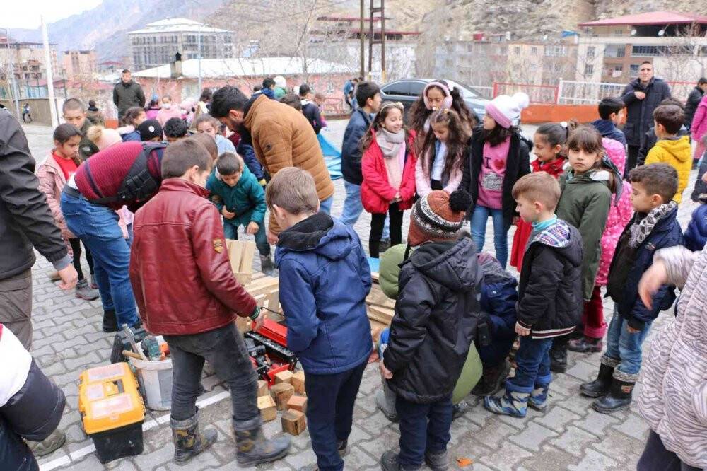 Polis ve çocuklar ele ele verdi, sokak hayvanlarına barınak yaptı