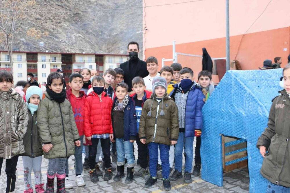 Polis ve çocuklar ele ele verdi, sokak hayvanlarına barınak yaptı