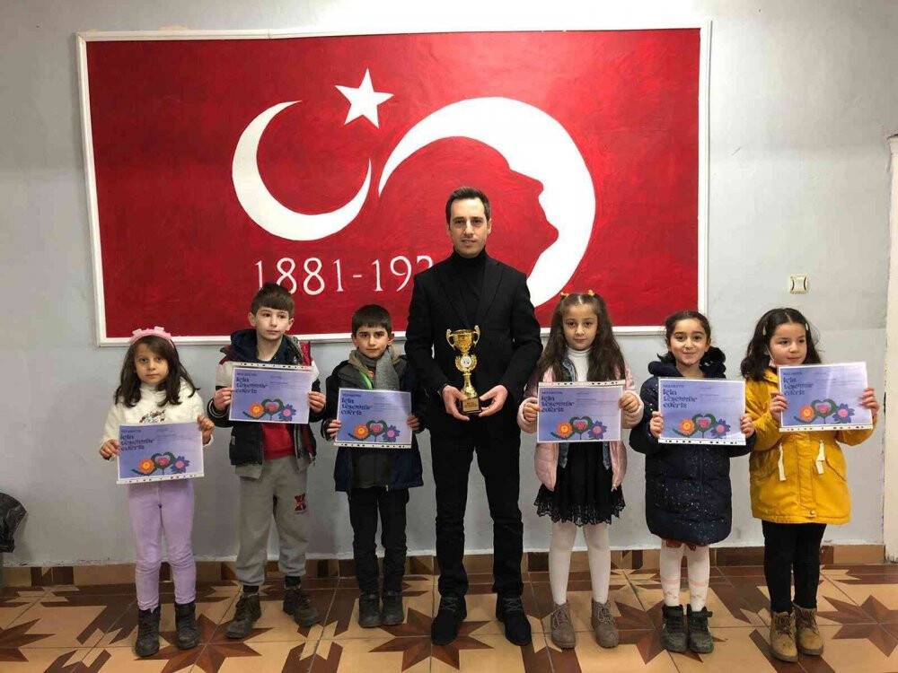 Polis ve çocuklar ele ele verdi, sokak hayvanlarına barınak yaptı