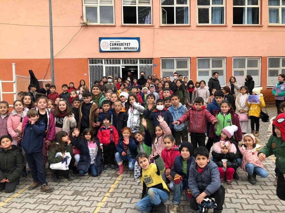 Polis ve çocuklar ele ele verdi, sokak hayvanlarına barınak yaptı