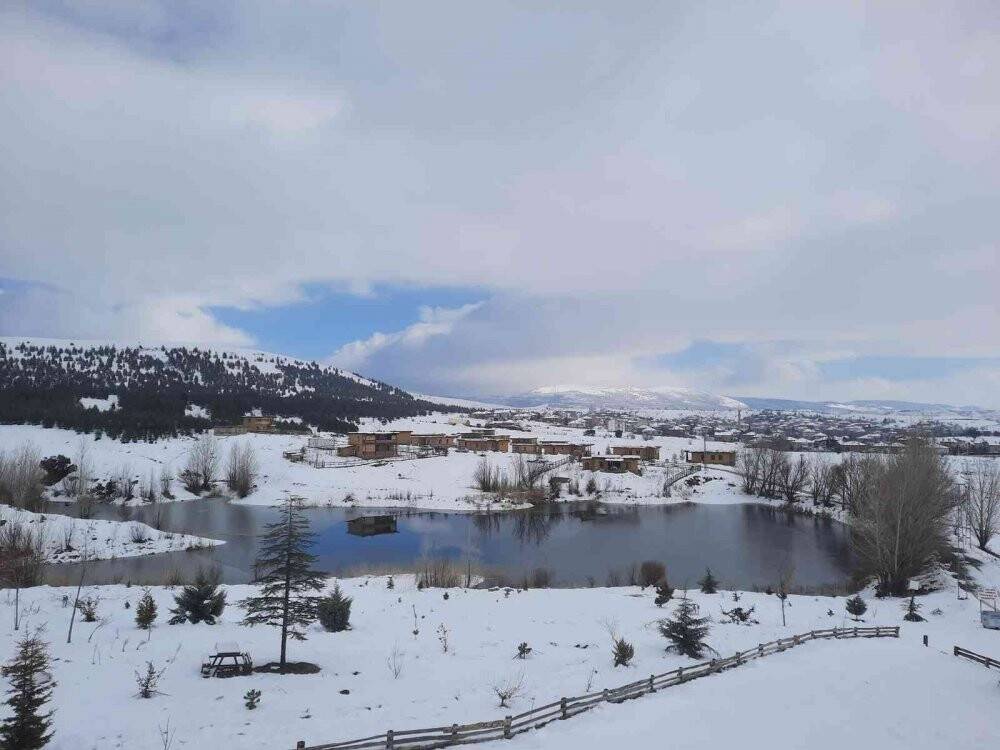 Şükran Köyü’nde kerpiç evlerin toprak damlarında kar küreme mesaisi