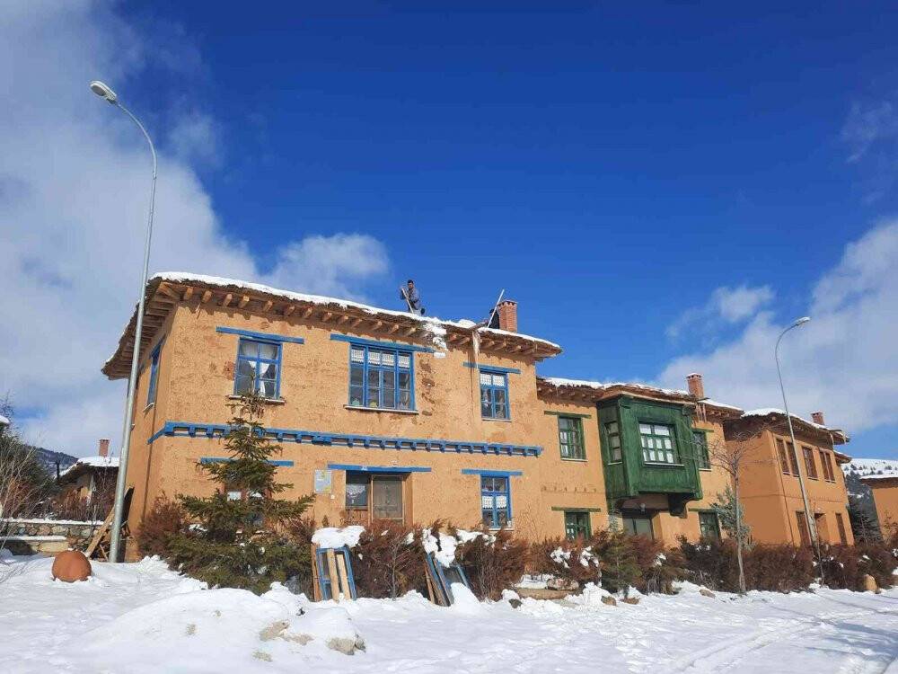 Şükran Köyü’nde kerpiç evlerin toprak damlarında kar küreme mesaisi