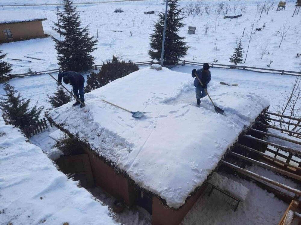 Şükran Köyü’nde kerpiç evlerin toprak damlarında kar küreme mesaisi