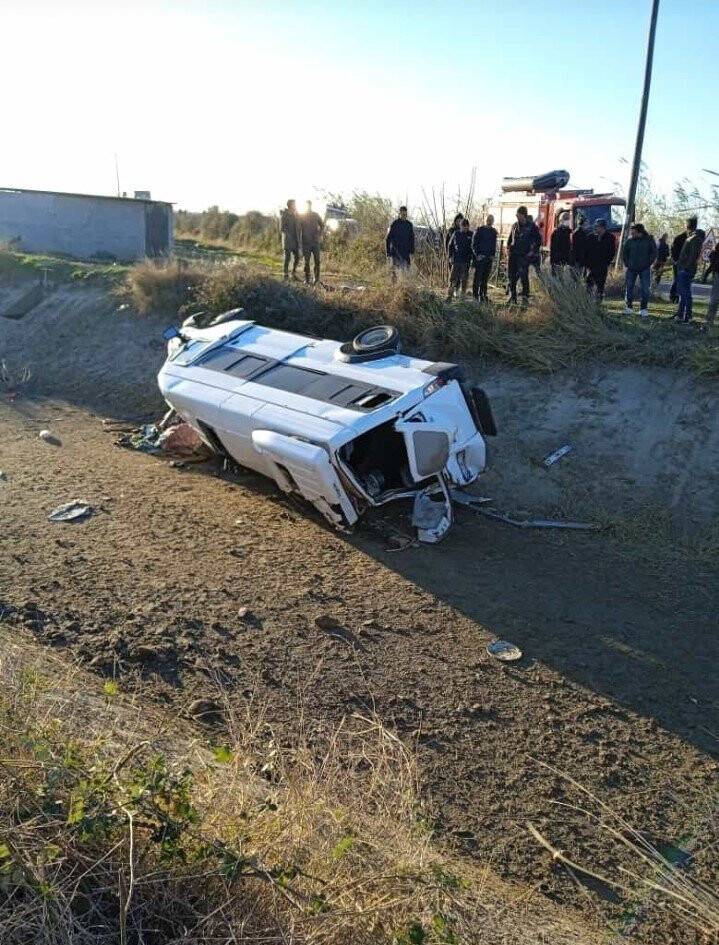 Adana’da tarım işçilerini taşıyan minibüs devrildi: 1 ölü, 10 yaralı