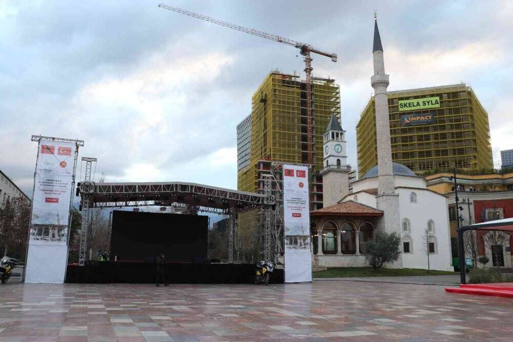 Arnavutluk sokakları, Cumhurbaşkanı Erdoğan için Türk bayraklarıyla donatıldı