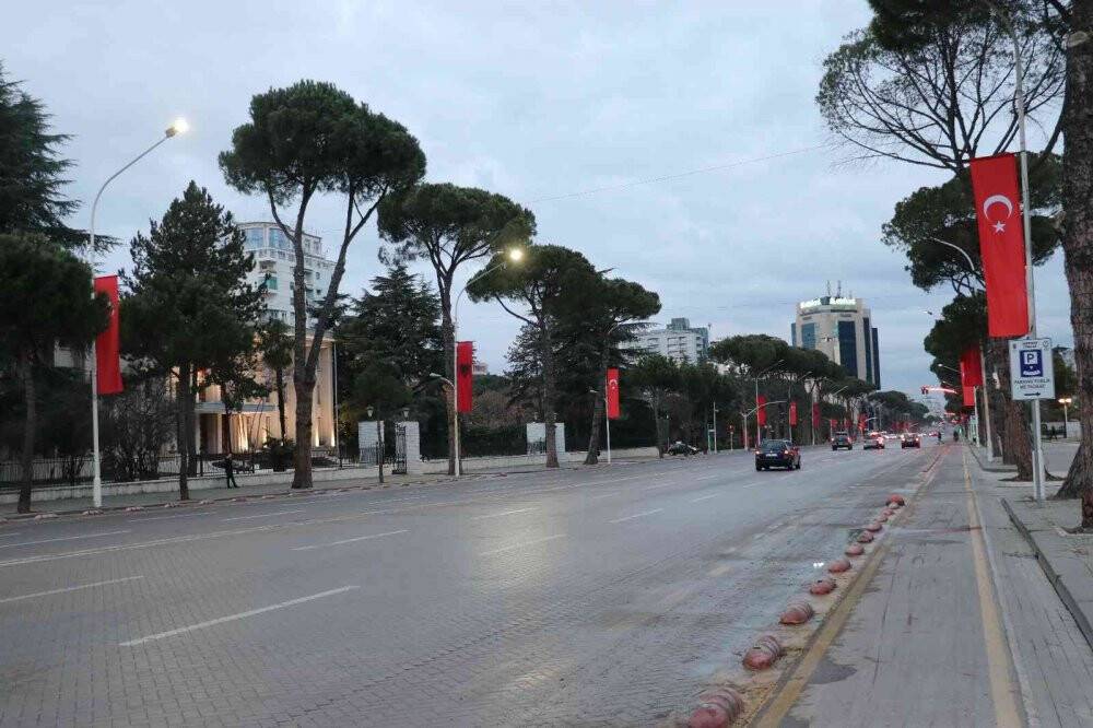 Arnavutluk sokakları, Cumhurbaşkanı Erdoğan için Türk bayraklarıyla donatıldı