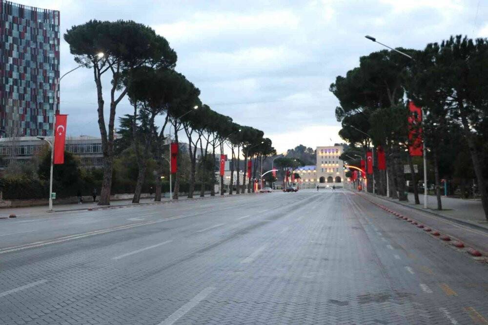 Arnavutluk sokakları, Cumhurbaşkanı Erdoğan için Türk bayraklarıyla donatıldı