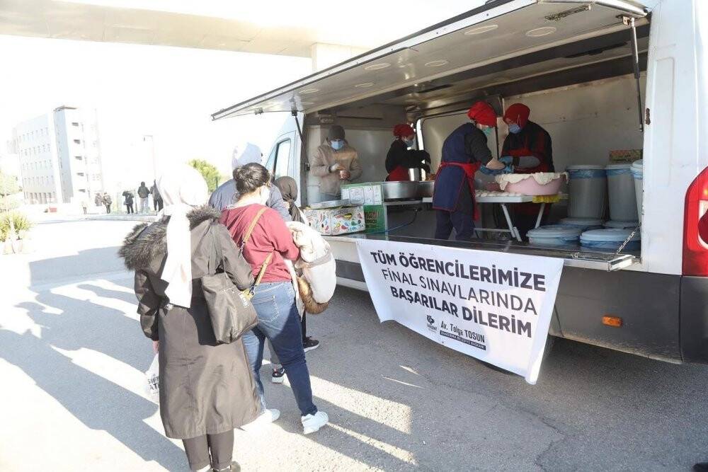 Bandırma Belediyesinden sınava girecek öğrencilere lokma ikramı