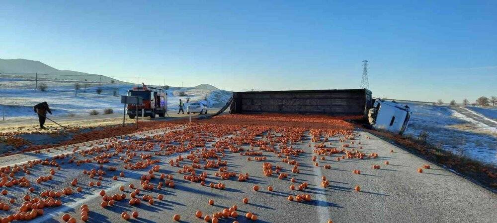 Devrilen tırdaki tonlarca portakal yola saçıldı