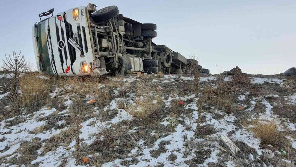 Devrilen tırdaki tonlarca portakal yola saçıldı
