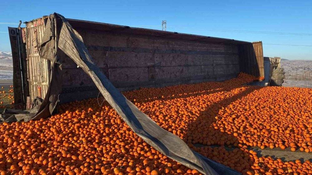 Devrilen tırdaki tonlarca portakal yola saçıldı