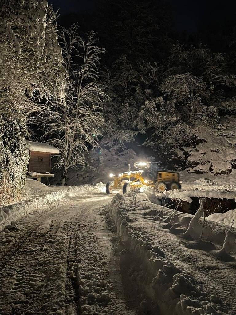 Rize’de karlı yolda kalan ambulansın imdadına Özel İdare ekipleri yetişti