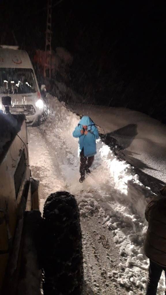 Rize’de karlı yolda kalan ambulansın imdadına Özel İdare ekipleri yetişti