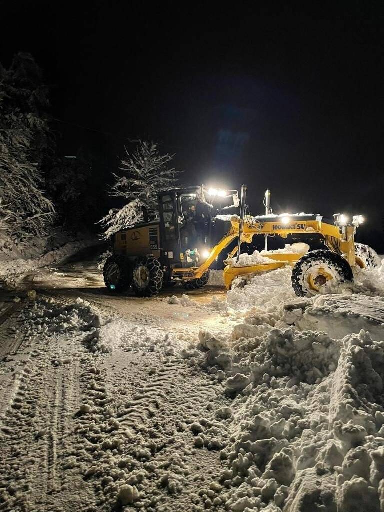 Rize’de karlı yolda kalan ambulansın imdadına Özel İdare ekipleri yetişti