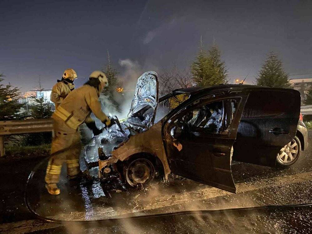 TEM Otoyolu’nda otomobil alev topuna döndü