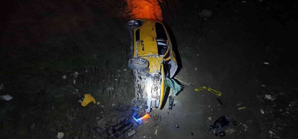 Tire’de taksi uçuruma yuvarlandı: 3 yaralı