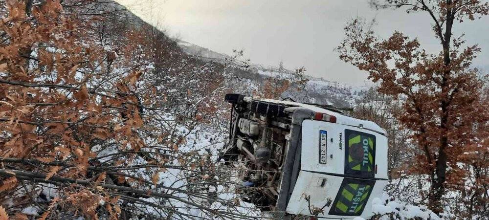 Tokat’ta minibüs uçuruma devrildi: 1 ölü, 1 yaralı