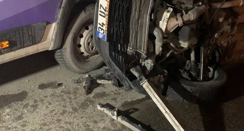 Ümraniye’de ticari araca çarpan otomobil yan yattı