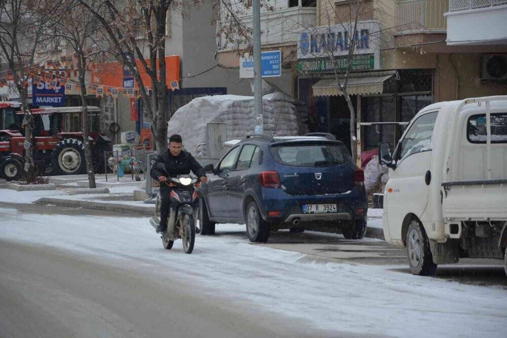 Antalya’nın Korkuteli ilçesinde kar sevinci