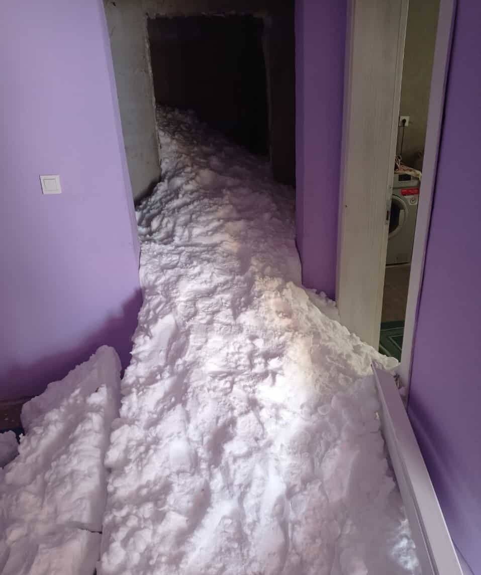 Bahçesaray’da bir evin üzerine çığ düştü, 5’i çocuk 7 kişi yara almadan kurtuldu