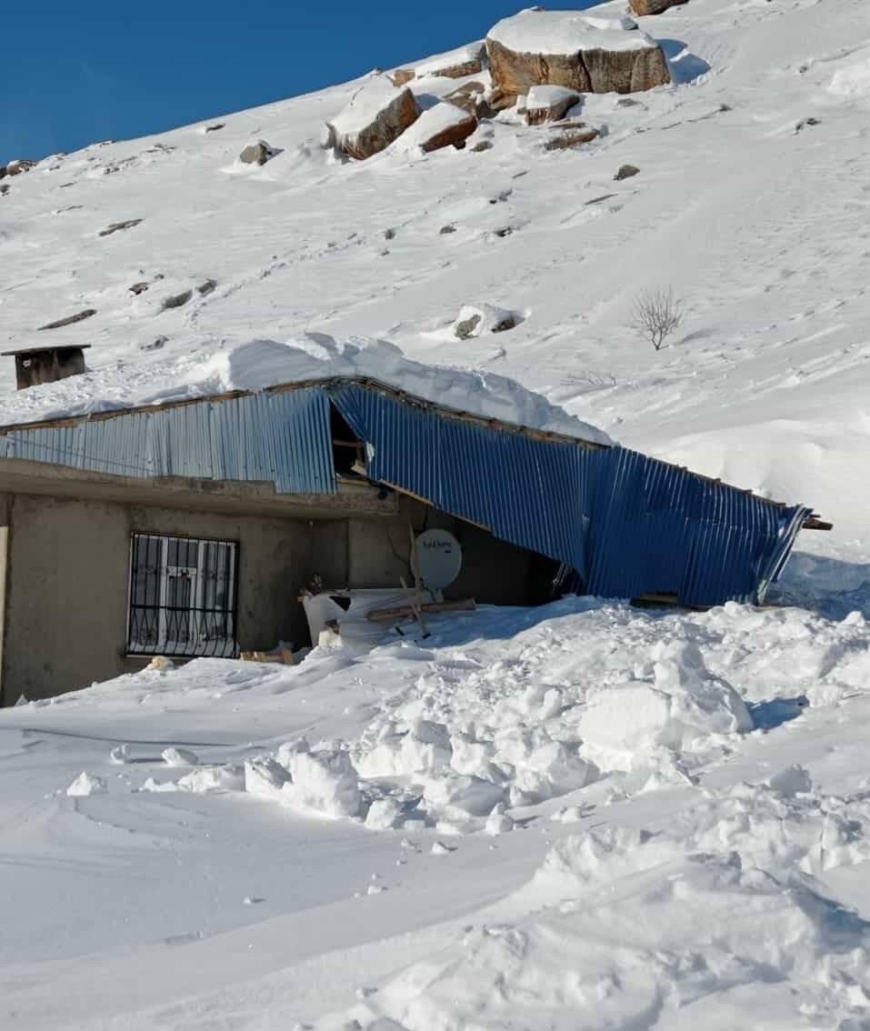 Bahçesaray’da bir evin üzerine çığ düştü, 5’i çocuk 7 kişi yara almadan kurtuldu