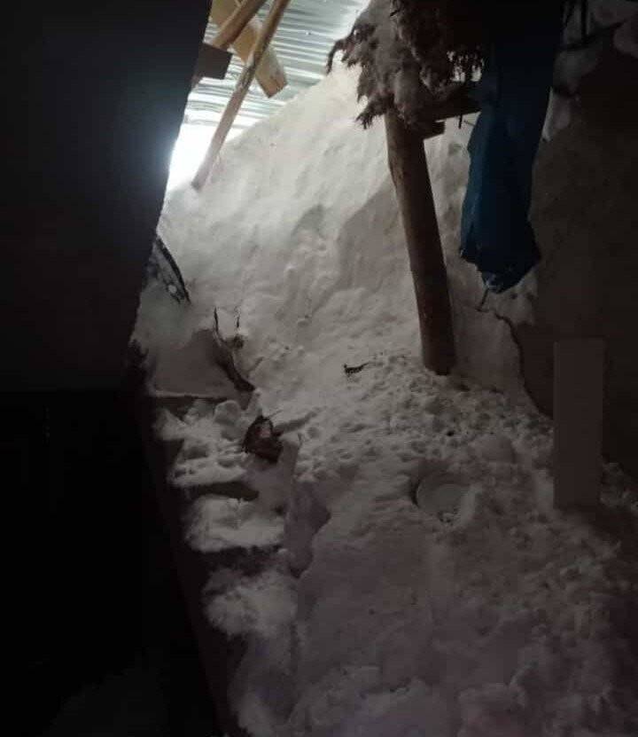 Bahçesaray’da bir evin üzerine çığ düştü, 5’i çocuk 7 kişi yara almadan kurtuldu