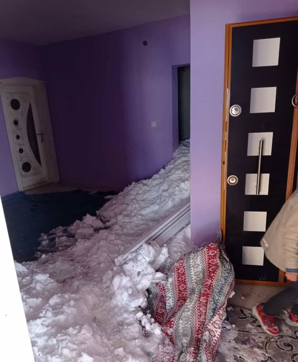 Bahçesaray’da bir evin üzerine çığ düştü, 5’i çocuk 7 kişi yara almadan kurtuldu