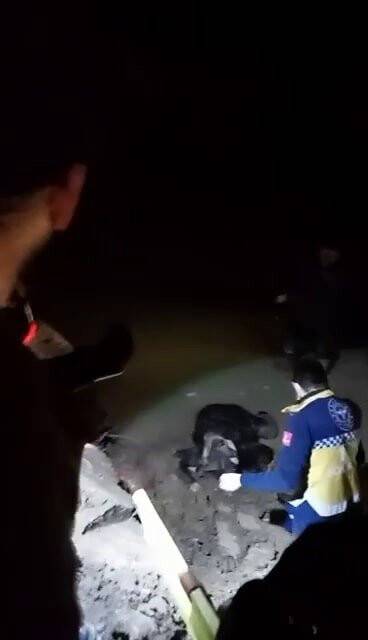 Kapalı yola giren otomobil kanala düştü: 3 yaralı