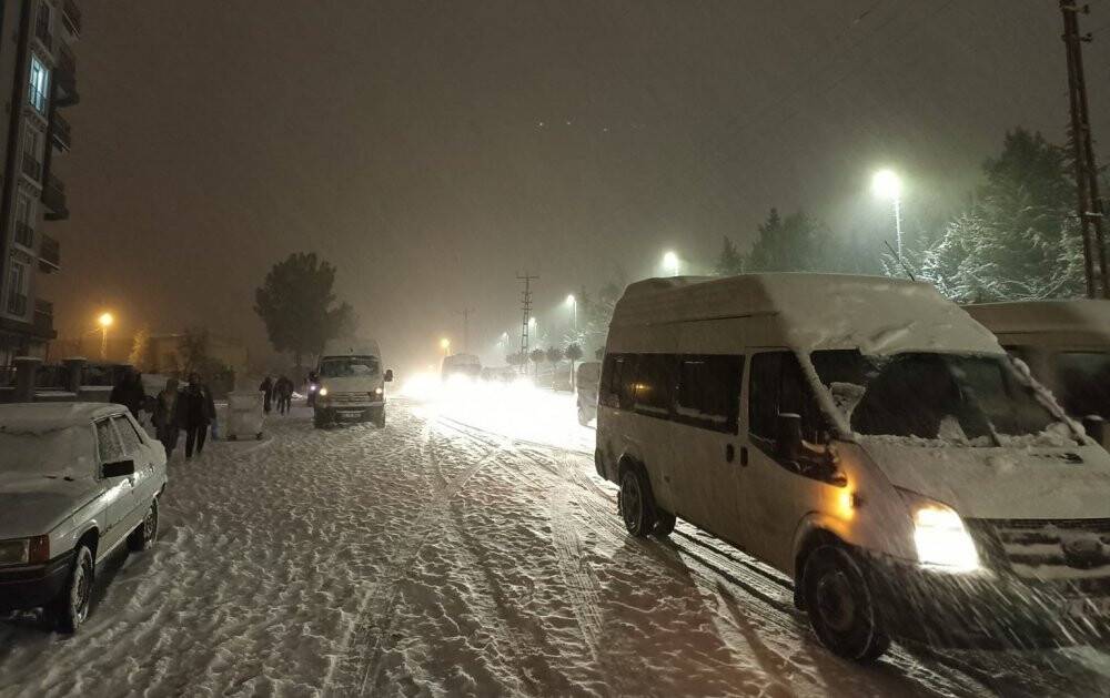 Kar esareti: Kilometrelerce uzunluğunda araç kuyruğu