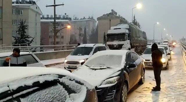 Kar esareti: Kilometrelerce uzunluğunda araç kuyruğu