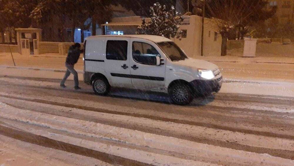 Kar esareti: Kilometrelerce uzunluğunda araç kuyruğu