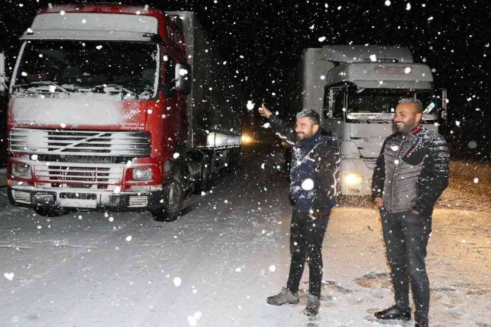 Kar, tipi ve buzlanma ulaşımda aksamalara neden oldu