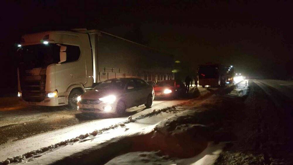 Kar, tipi ve buzlanma ulaşımda aksamalara neden oldu