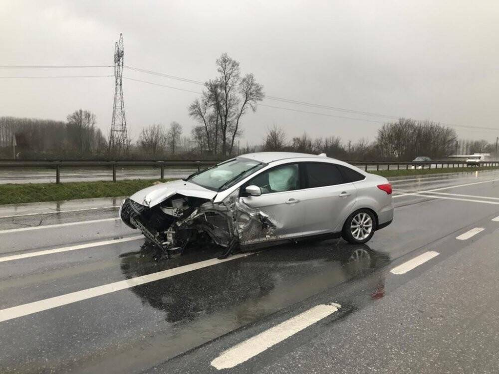 Kontrolden çıkan otomobil bariyerlere çarptı